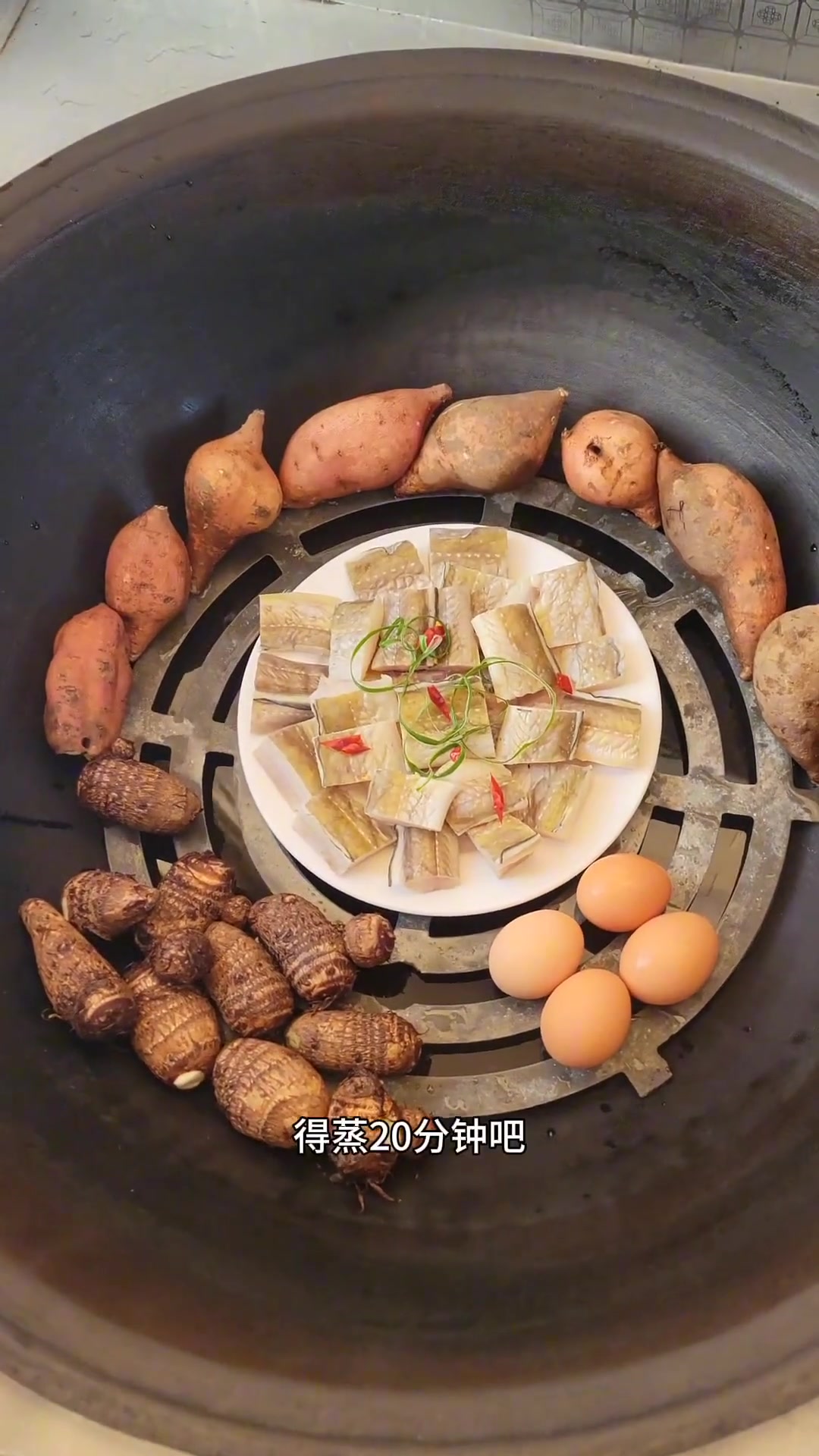 姥姥蒸的一大盘鳝鱼干,鲜香无比