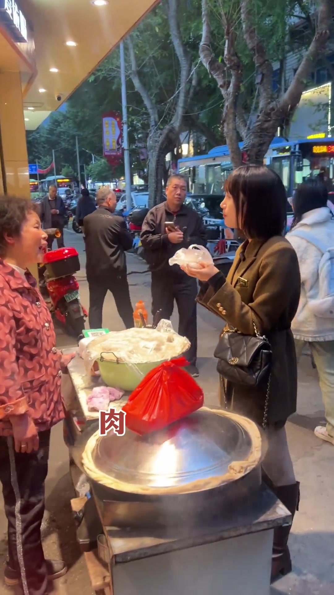 挑战吃遍宁德十大特色美食,南门兜这家卖了30几年的路边肉丸有吃过吗?