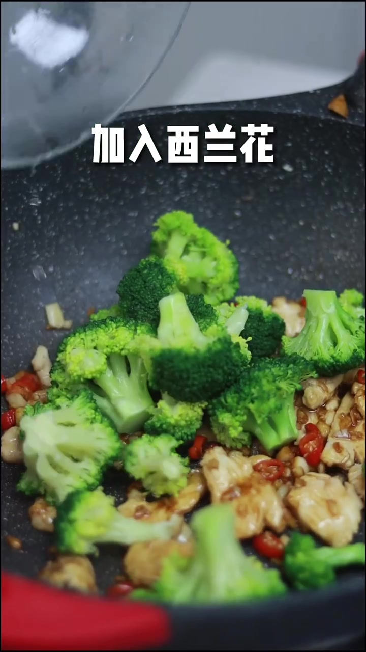 西兰花炒鸡胸肉，减脂期的黄金搭档！