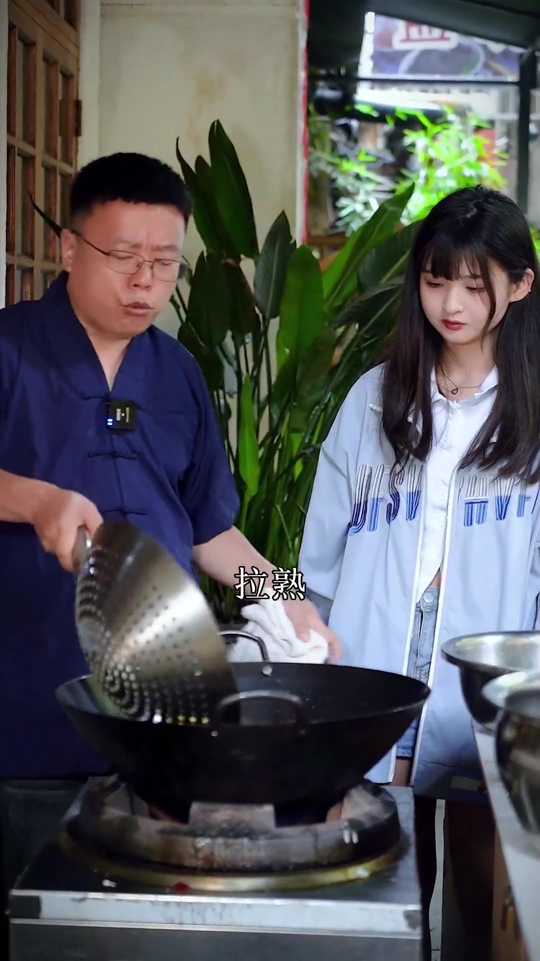 今天教大家做火锅龙虾，个人觉得这是小龙虾好吃的做法！