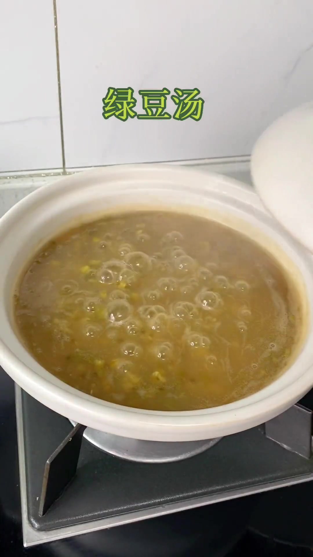 一到夏天，我家经常煮这个绿豆汤，这个有机绿豆不用泡不用冷冻，煮二十几分钟就出沙了，粉粉糯糯