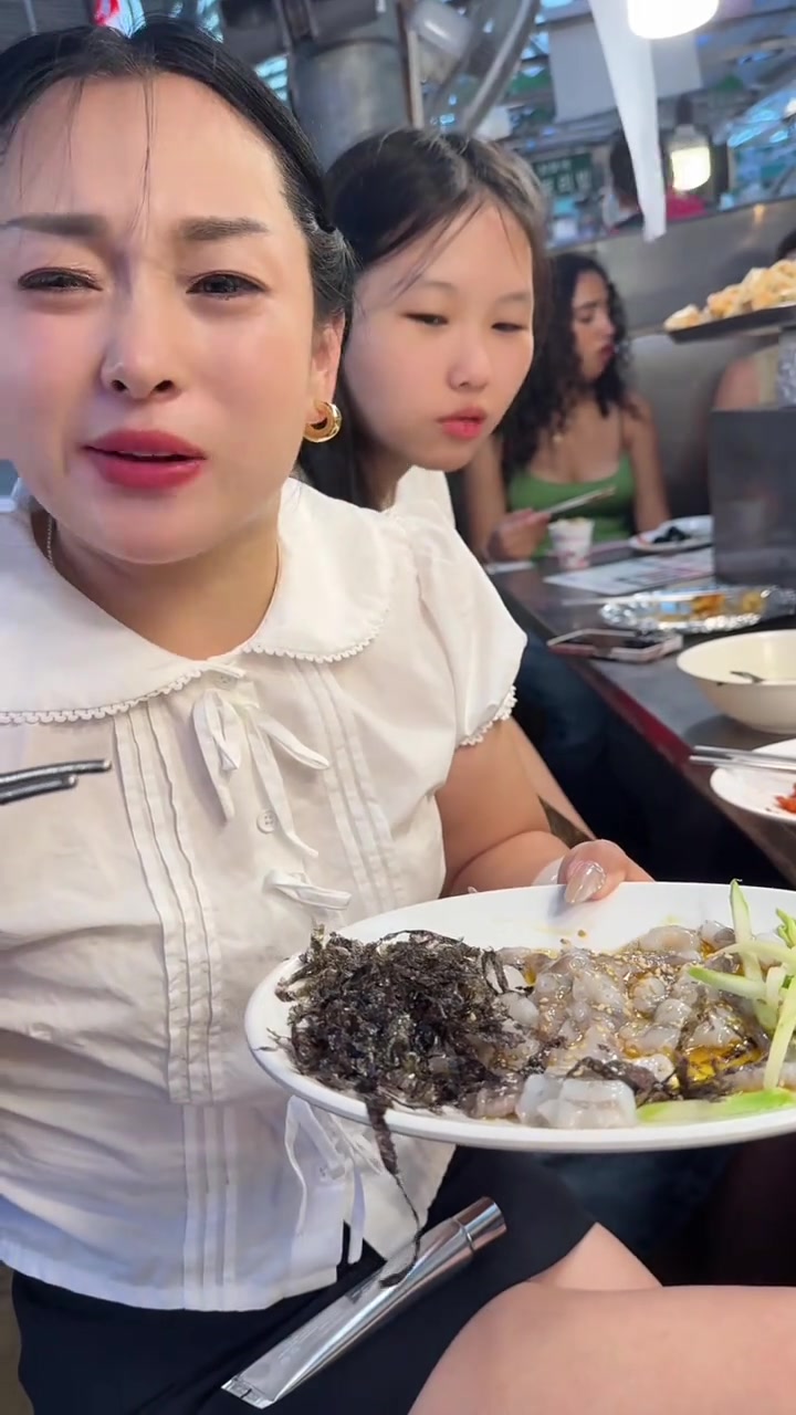 来吃韩国土特产 “活章鱼”人生第一次尝试，没有想到大家都这么勇敢