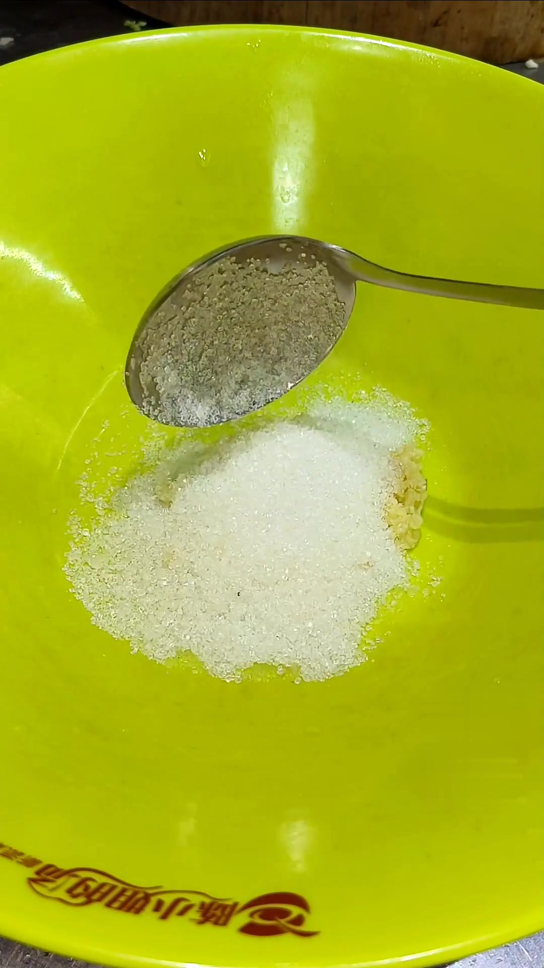 这道十香醉排骨既融入了南洋风味，又饱含了闽味乡情，那如何才能做到外酥里嫩才是关键