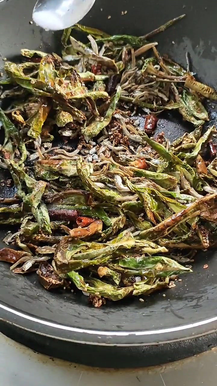 我是辣白菜姐，朝鲜族干辣椒炒小银鱼！