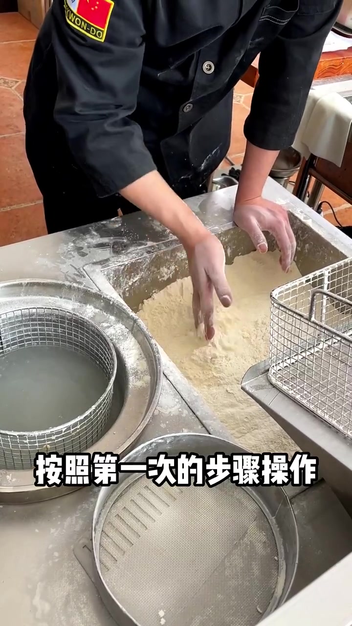 炸鸡裹粉的详细手法