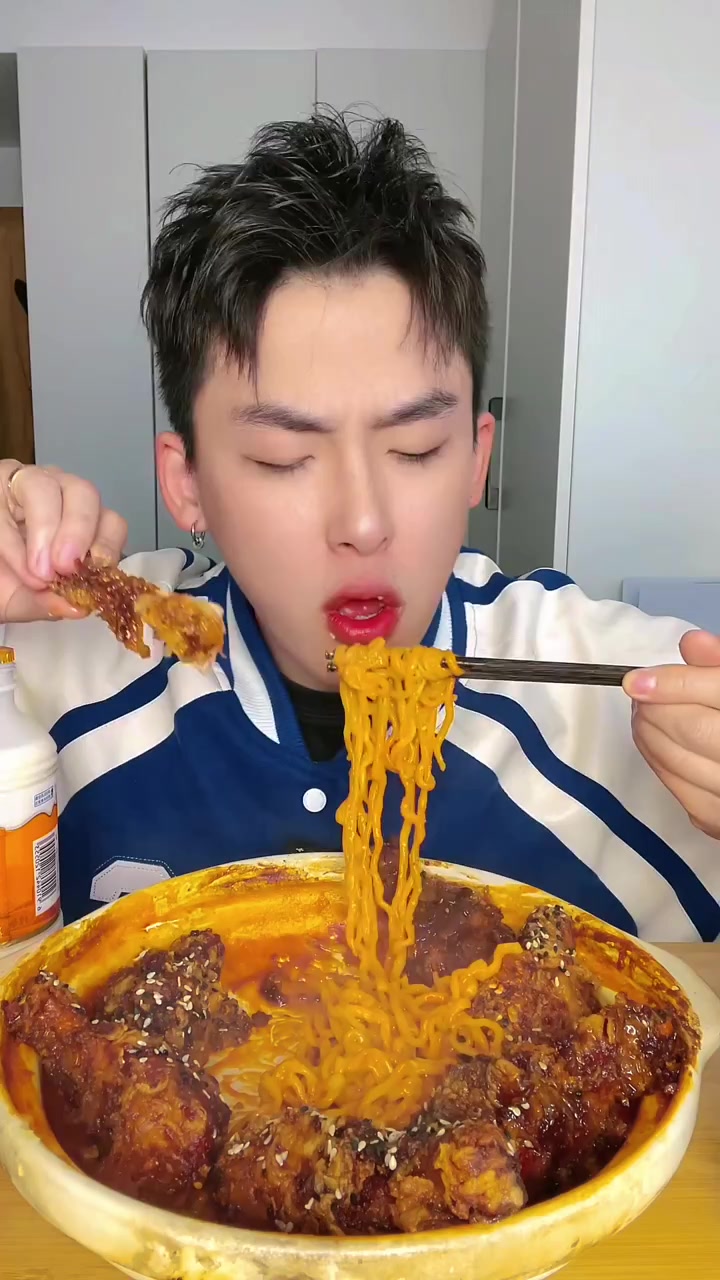 好久没吃三倍辣了还挺辣，你们爱吃韩式炸鸡还是美式炸鸡