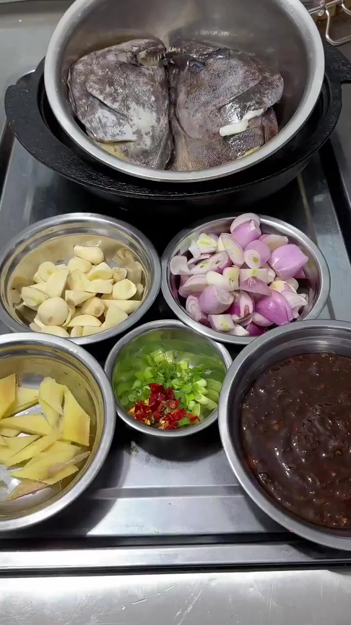 石锅碟鱼头，特色菜品，小车有酱汁比例与流程
