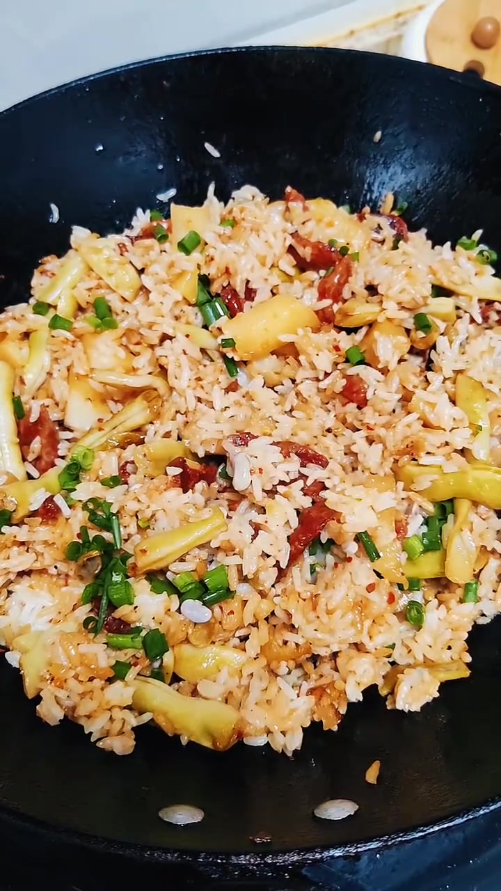 用炒菜锅做土豆腊肠焖饭原来是这么好吃啊，大米油香油香的