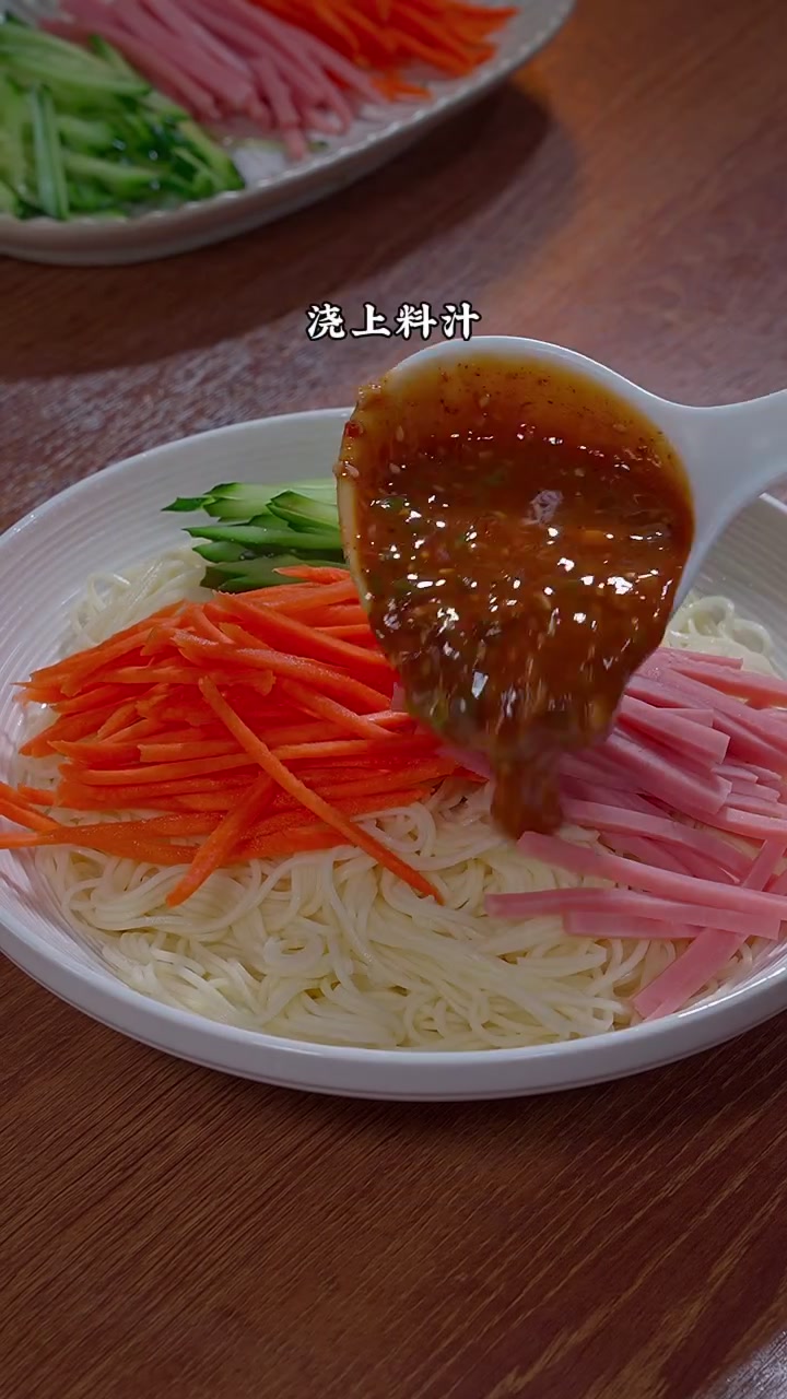 家里只要有面条就能做的酸辣凉拌面，酱汁浓郁百吃不厌