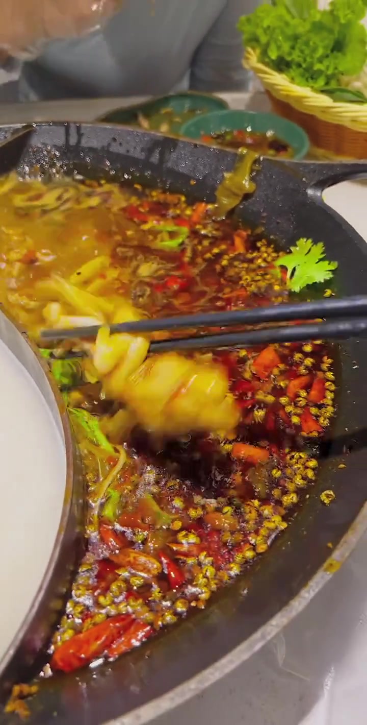 性感牛蛙锅超下酒麻辣手擀面太过瘾