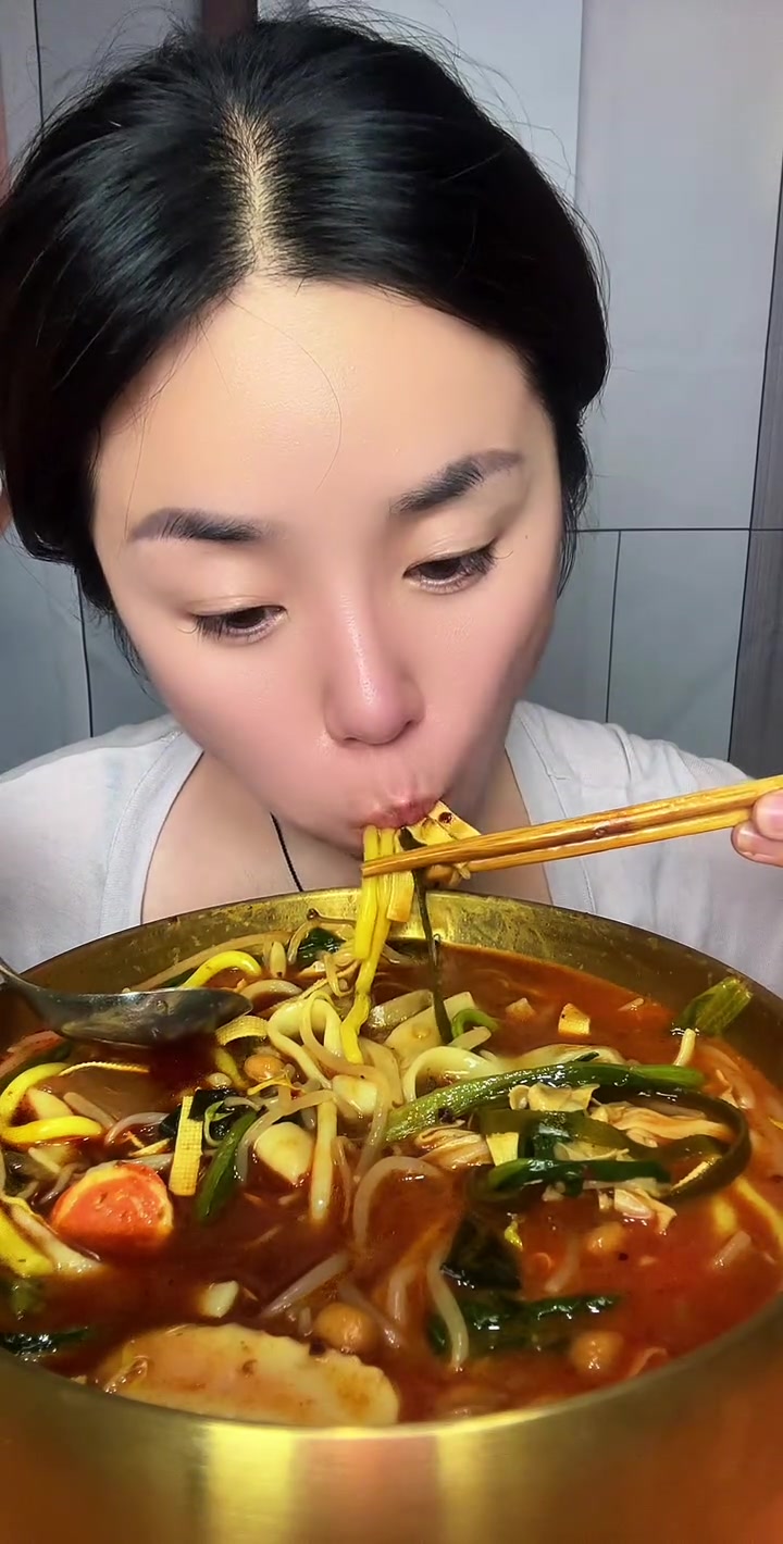 正宗东北麻辣烫,线下有实体,辽宁发货,有芋头粉,白牛筋面,黄牛筋面,宽牛筋面,小宽粉,附赠