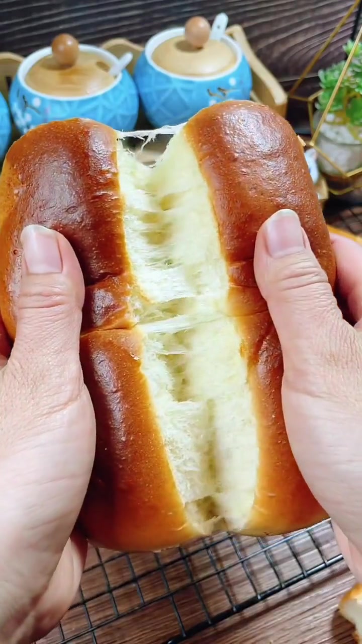 液种：牛奶200克（加热40度）酵母5克，鸡蛋一个，高筋面粉100克面团部分：高筋面粉40