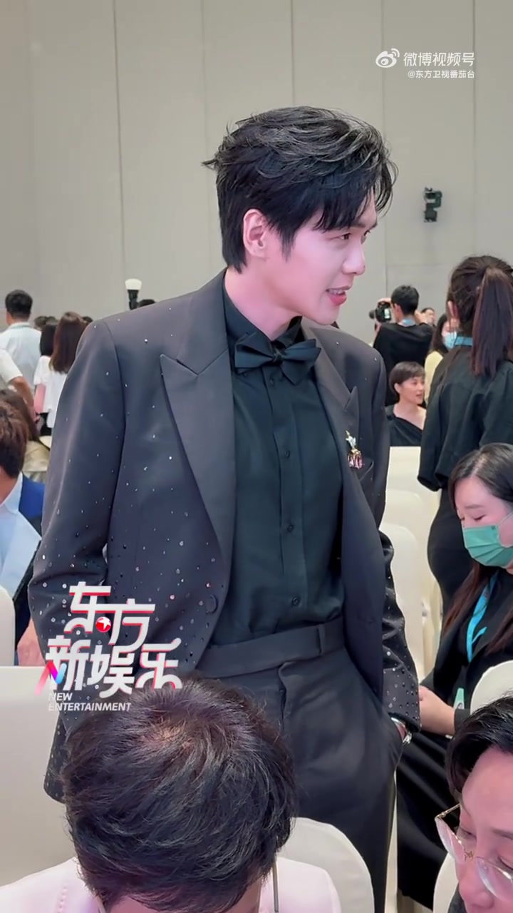 一身帅气西装亮相第30届上海电视节,和郑晓龙导演亲切打招呼,谁的DNA狠狠动了!