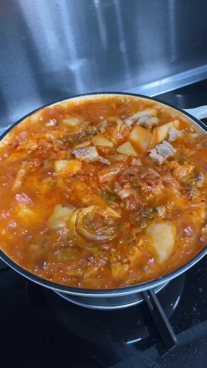 酸辣白菜汤教程！五花肉土豆豆腐这样炖超好吃