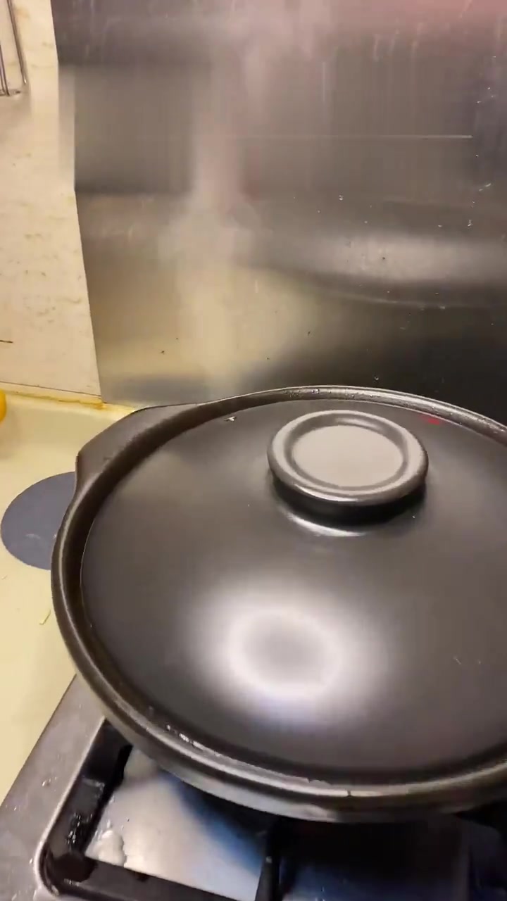 甘蔗加羊肉一起煮，广式羊肉煲专治冷空气你们家那边是不是也这么吃呀当天晚上吃完我整个脸蛋都红