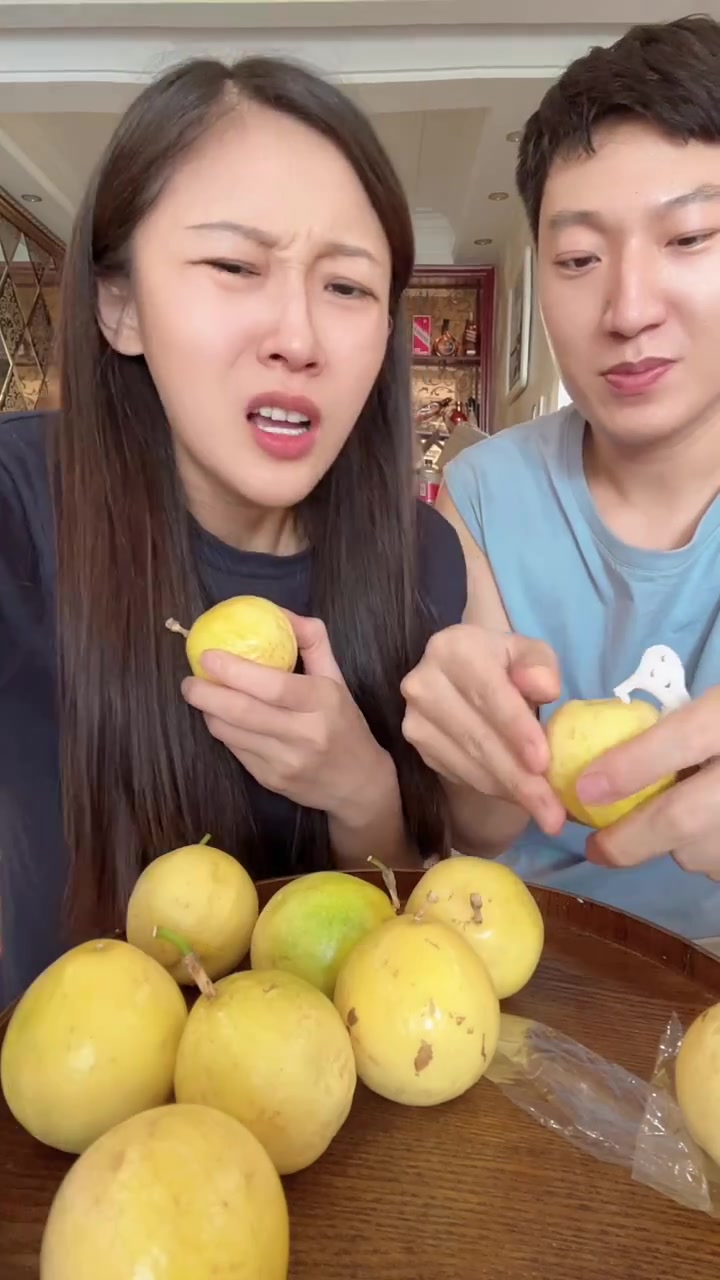 这个黄金百香果真的很不错很好吃还甜！我没吃过以前都是在奶茶店喝果汁会喝到但是很酸，这个很甜