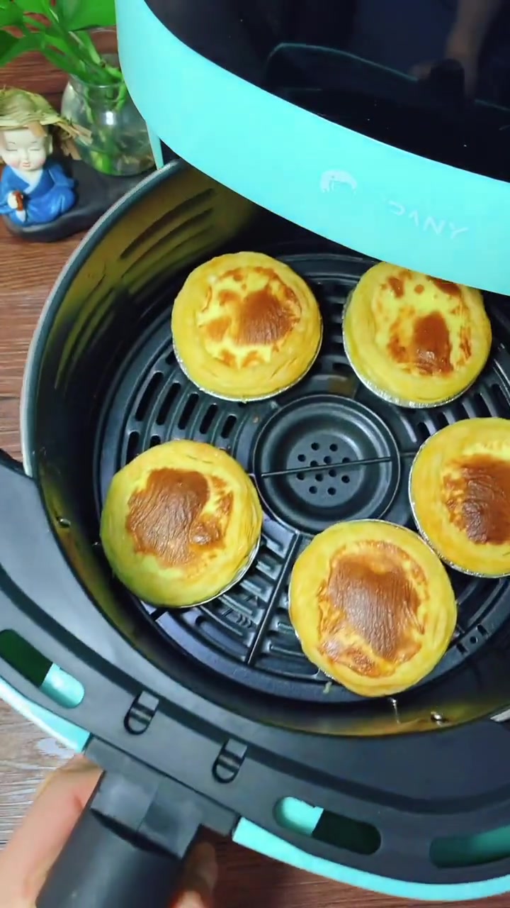 刚出锅蛋挞超好吃，烤箱在家就能做，实惠美味