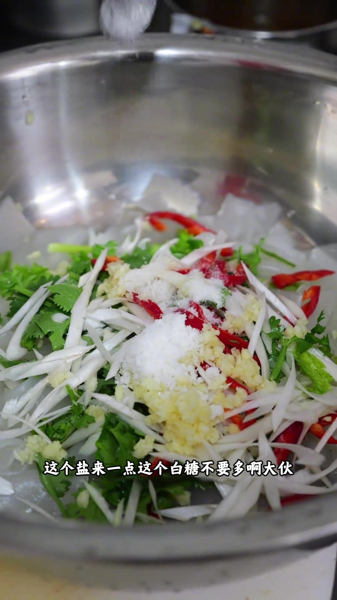 凉拌拉皮，平时没人这样做，成本低但是做出来确实好吃，正儿八经的家庭菜系