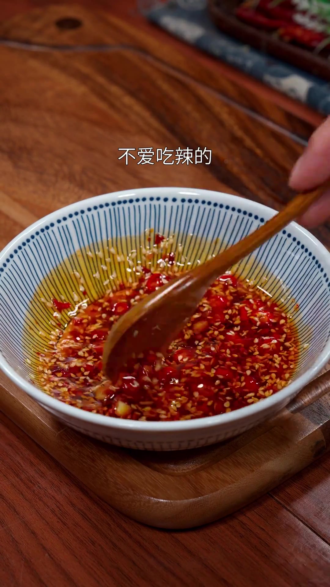 今天分享一道特别适合夏天吃的凉拌牛肉，牛肉香香辣辣的又滑又嫩。做法还简单！