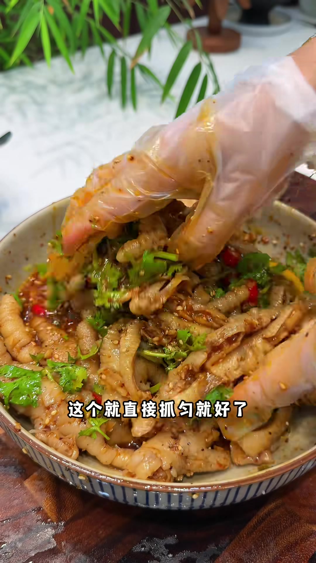 马上要出差，哥哥放假，做了酸辣无骨鸡爪