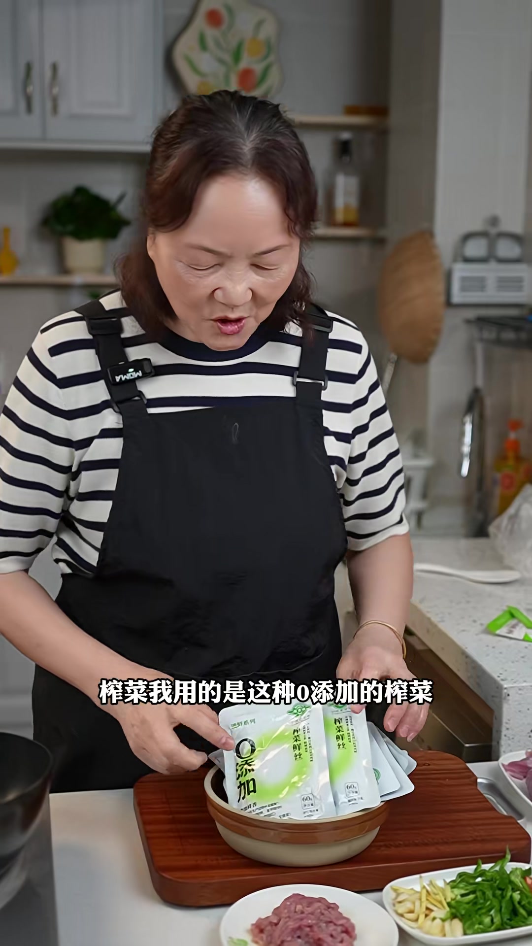 青椒榨菜炒肉丝，加点榨菜更下饭