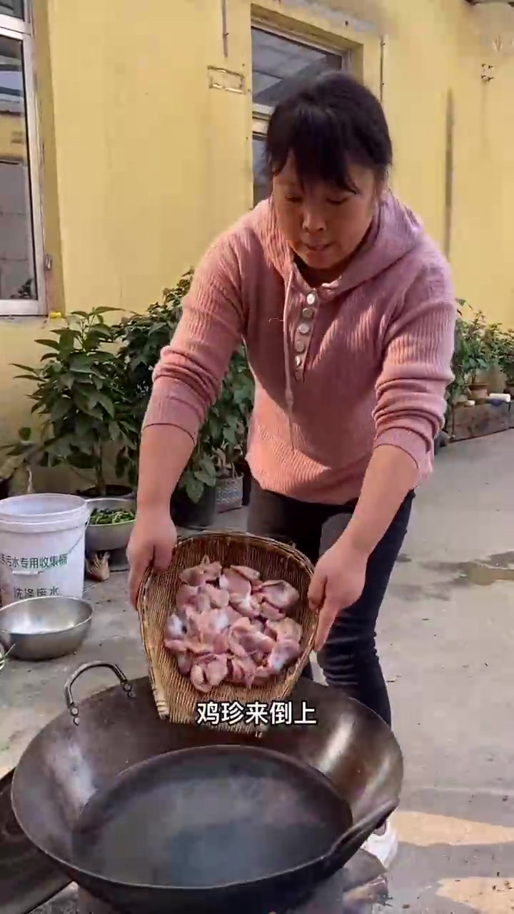 一年四季一家四口一日三餐平平淡淡农家小院生活！种菜回来炒个鸡珍吃！笑对每一天加油哦小静！