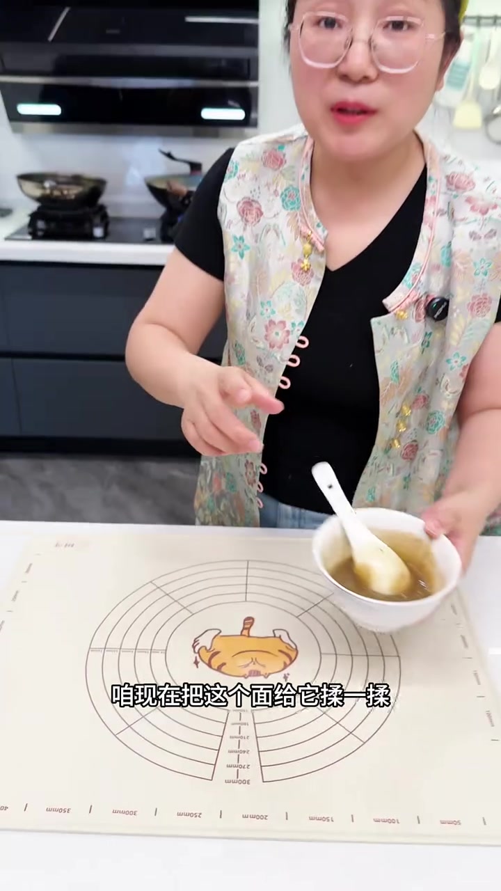 今天给家人做的小鸡炖蘑菇、椒盐烧饼、干煸豆角