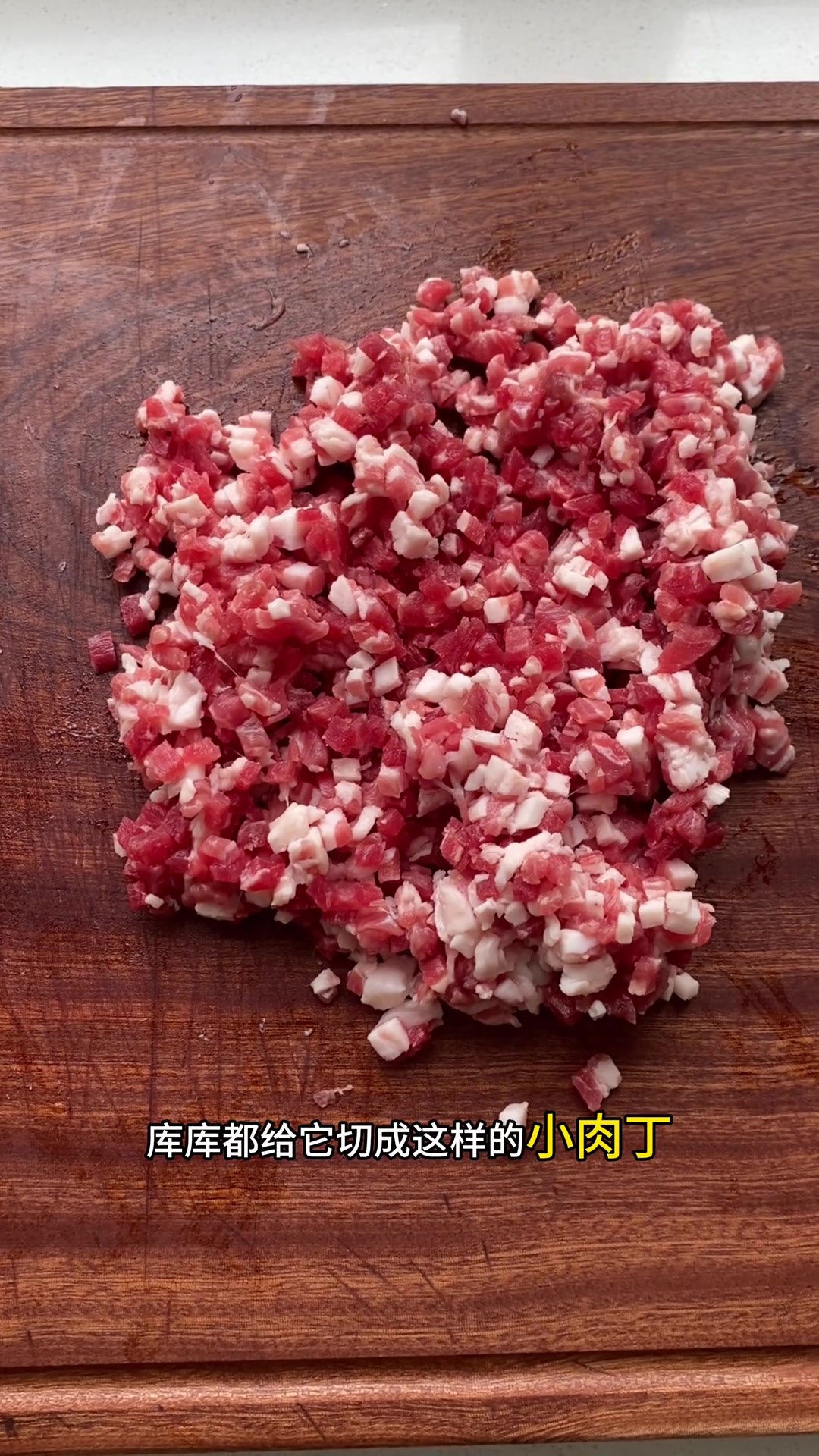 内蒙人在家做内蒙传统美食特色之一“羊肉烧麦”的一天,内蒙羊肉烧麦拌肉馅做法简单粗暴,嘎嘎好