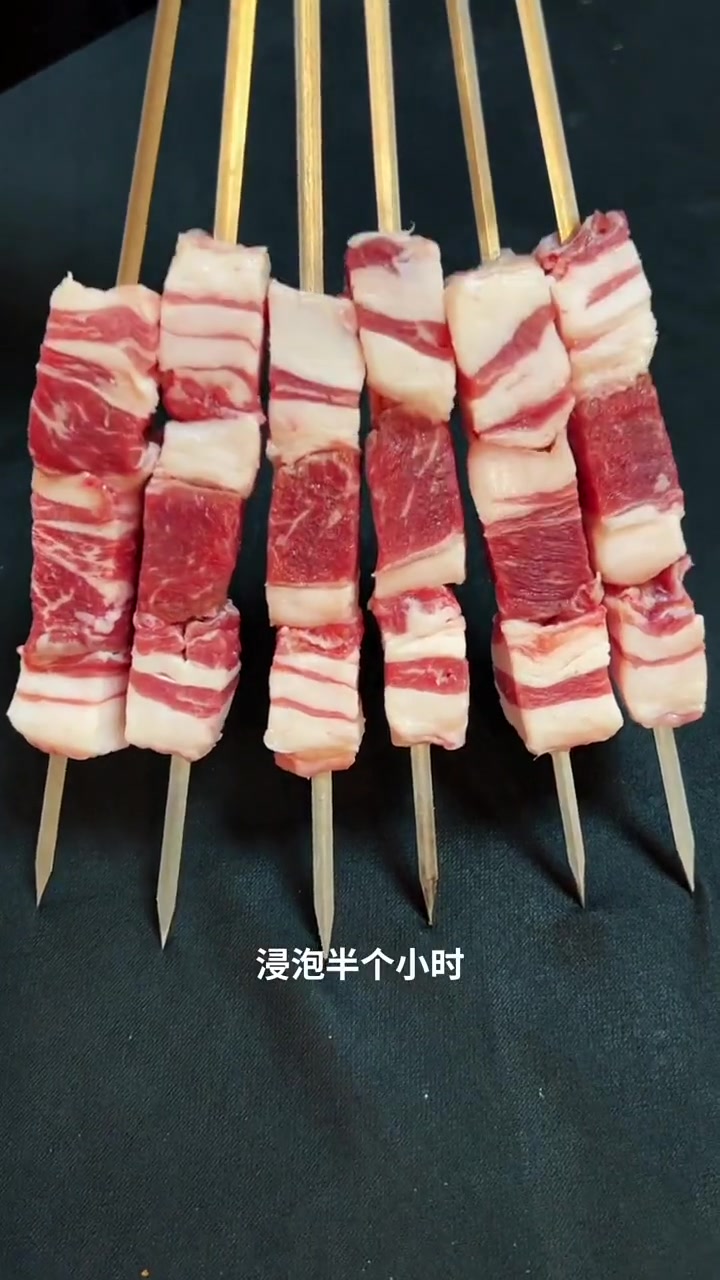 新疆盐水羊肉串做法，学会了在家也能撸串！