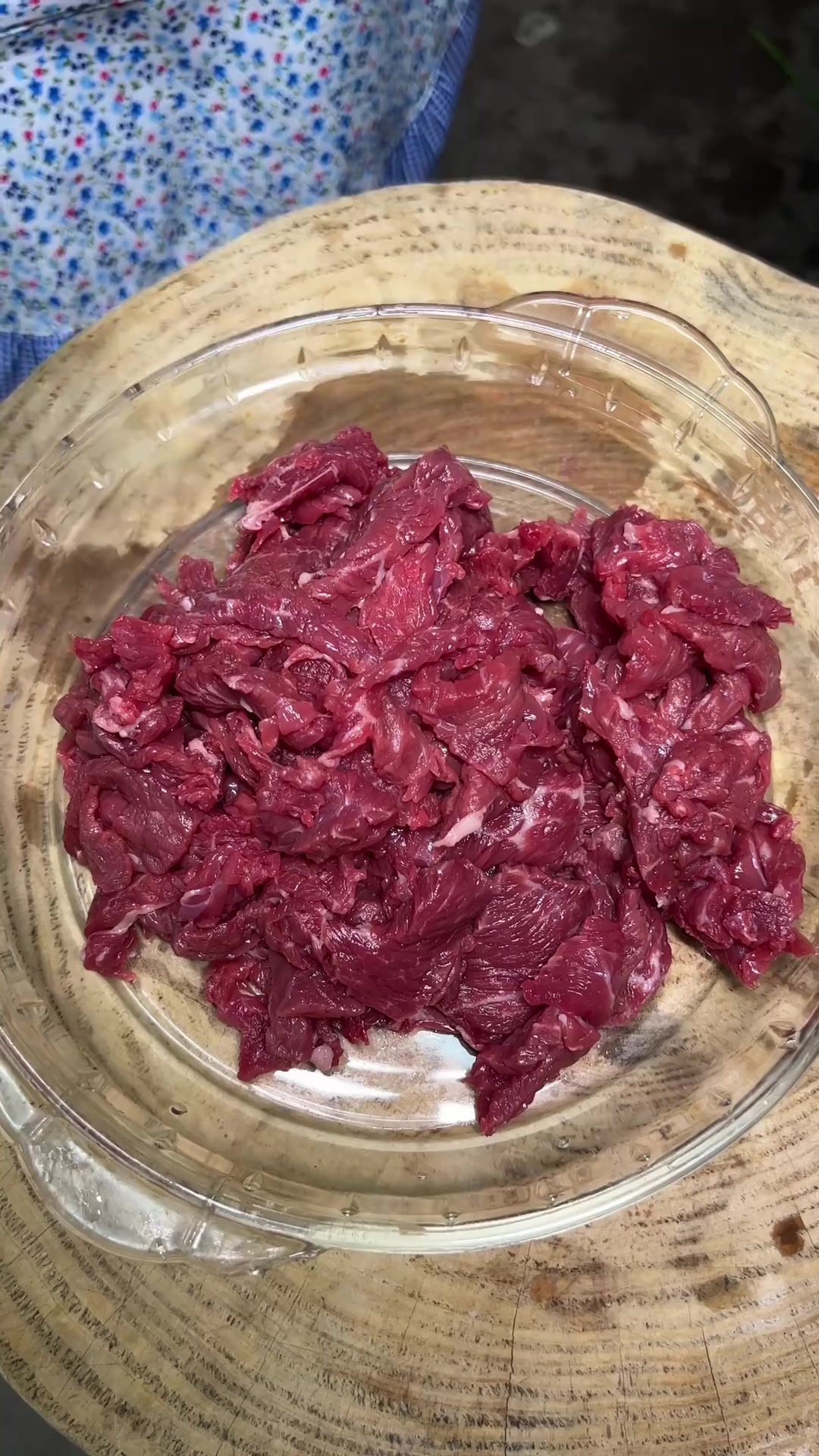 今日下厨，爆炒牛肉与蒜香鱼头这两道拿手好菜