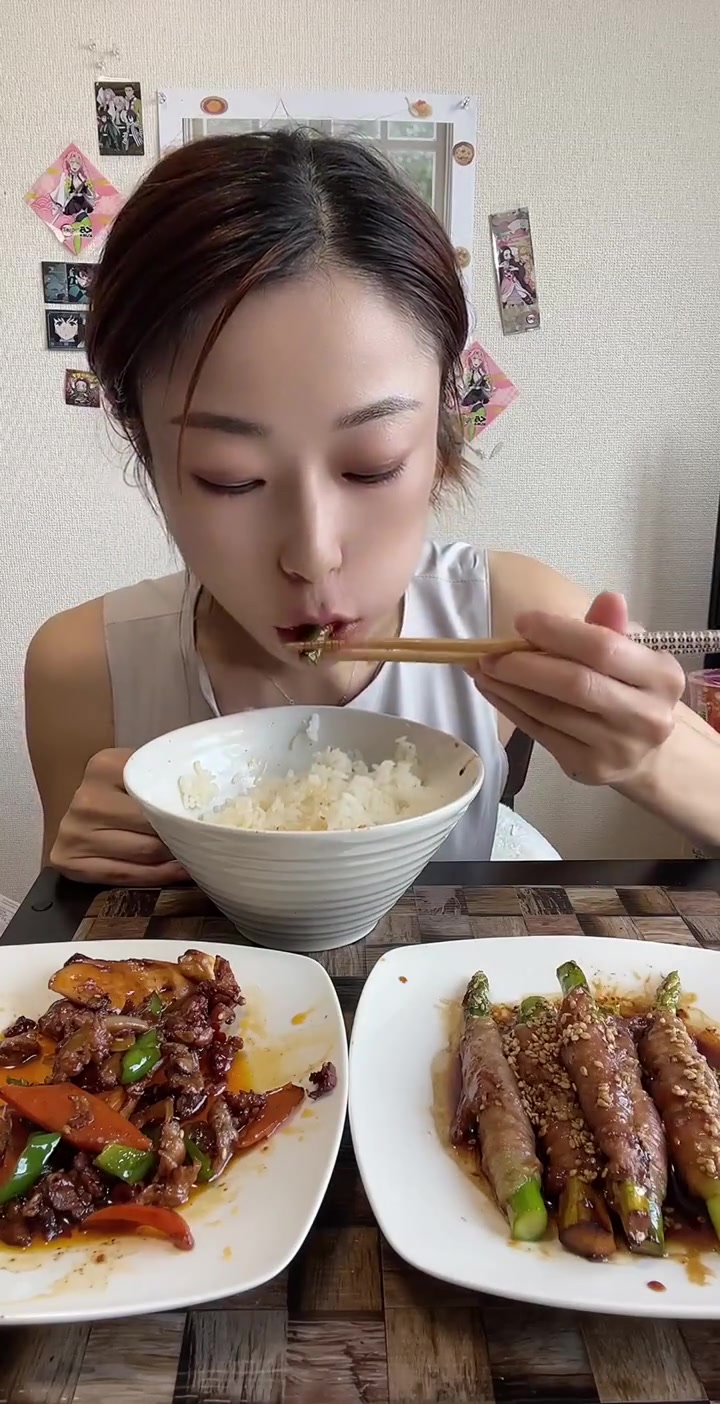 开饭啦！有家常菜猪肉炒蘑菇和竹笋卷肉