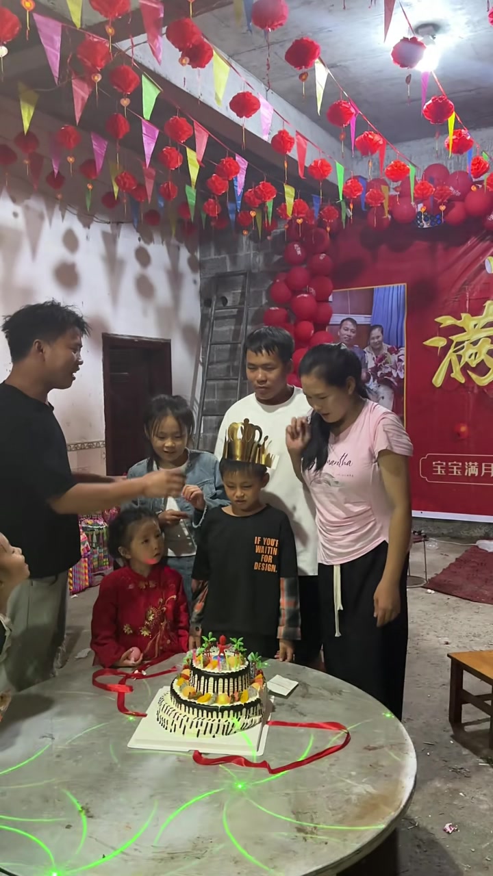 定好日子才想起，这天正是二宝九岁的生日，缘分就是这么奇妙，百忙中给他订了个蛋糕，小小的仪式