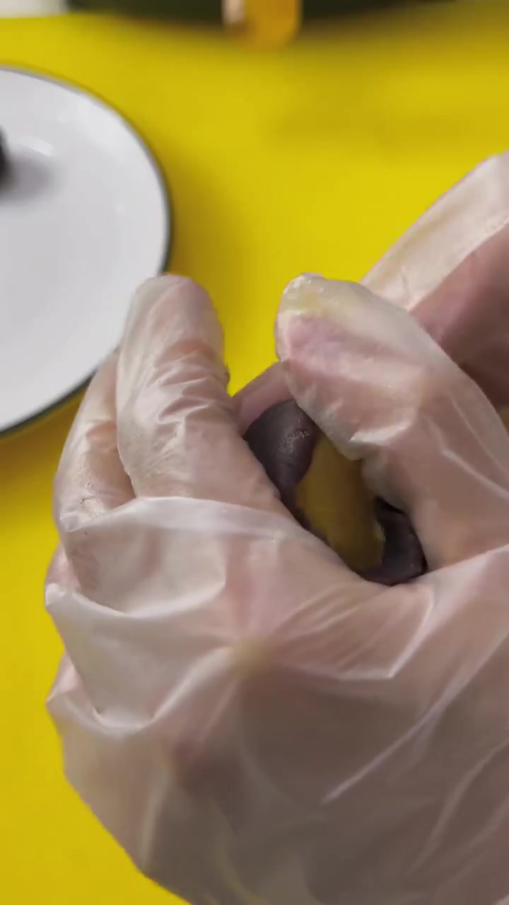 外面几元一个的蛋黄酥,今天终于实现了蛋黄酥自由,非常好吃