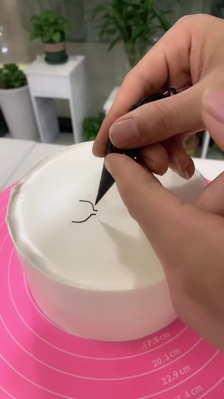 如何在蛋糕上用巧克力画图案