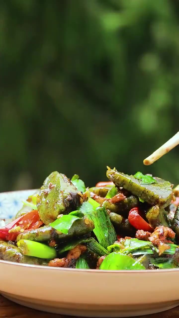 夏日蝉鸣里,清香的绿年糕软糯出炉