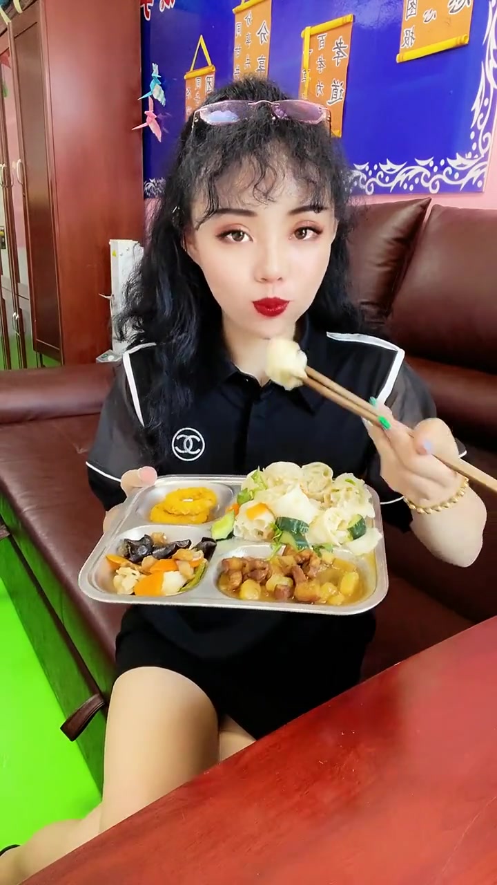 幼儿园午餐超赞!麻将面红烧肉一口接一口