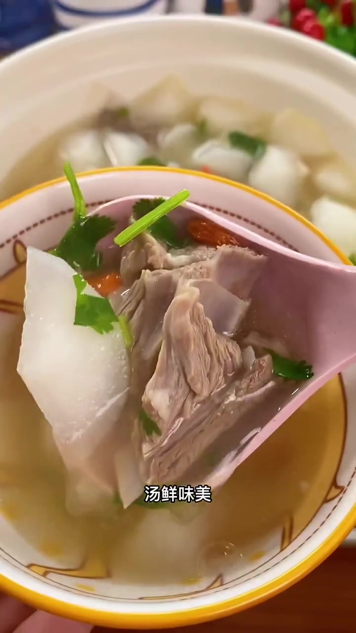 天冷给家人做羊肉汤，无膻味且汤鲜味美