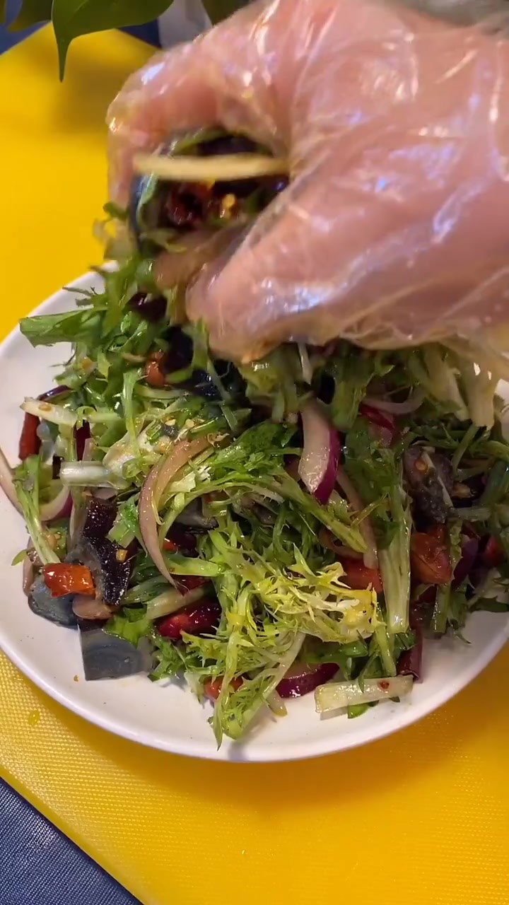 过年吃腻大鱼大肉？试试这道凉拌苦菊，清脆爽口！