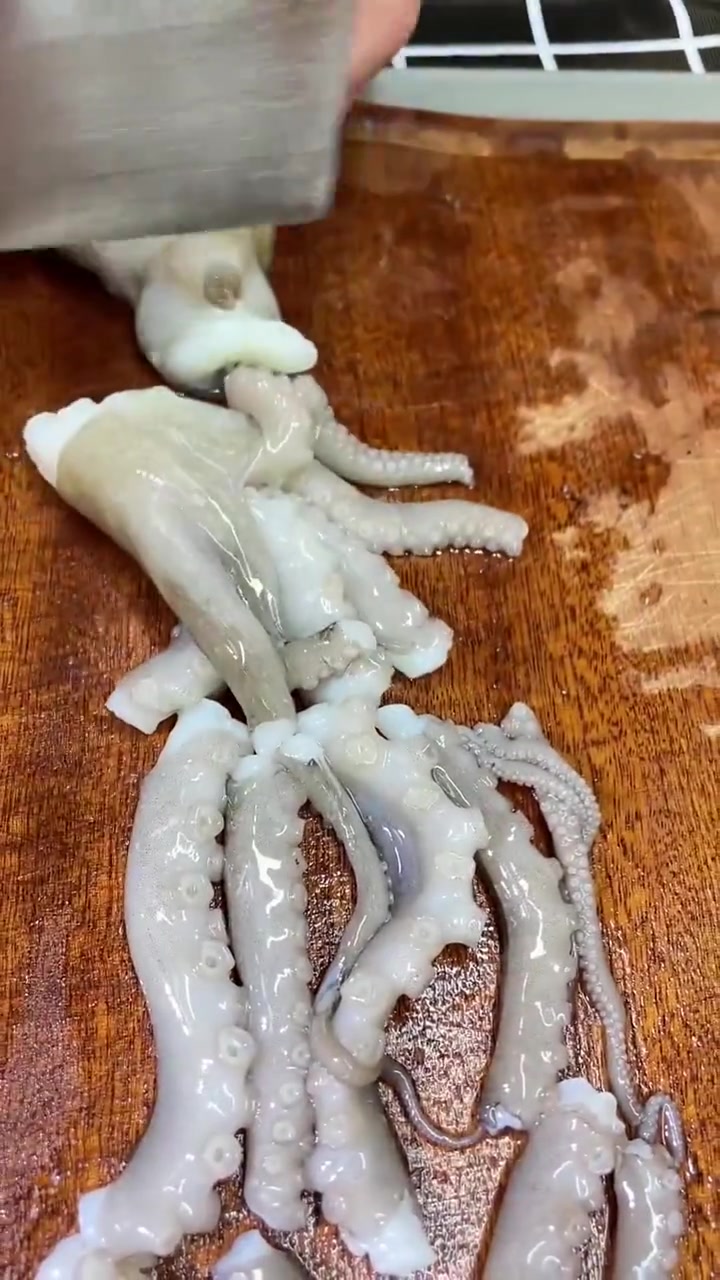 鲜活与冷冻八爪鱼处理方法相同,喜欢就做