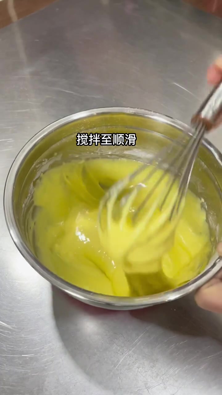 不开裂不回缩的小蛋糕配方，加奶油草莓超绝