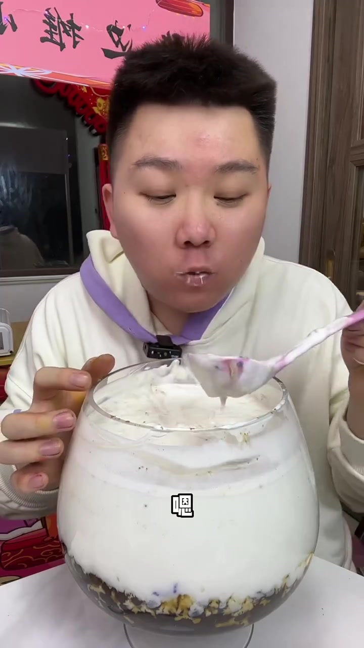 首次品尝超大杯黑糖珍珠奶茶