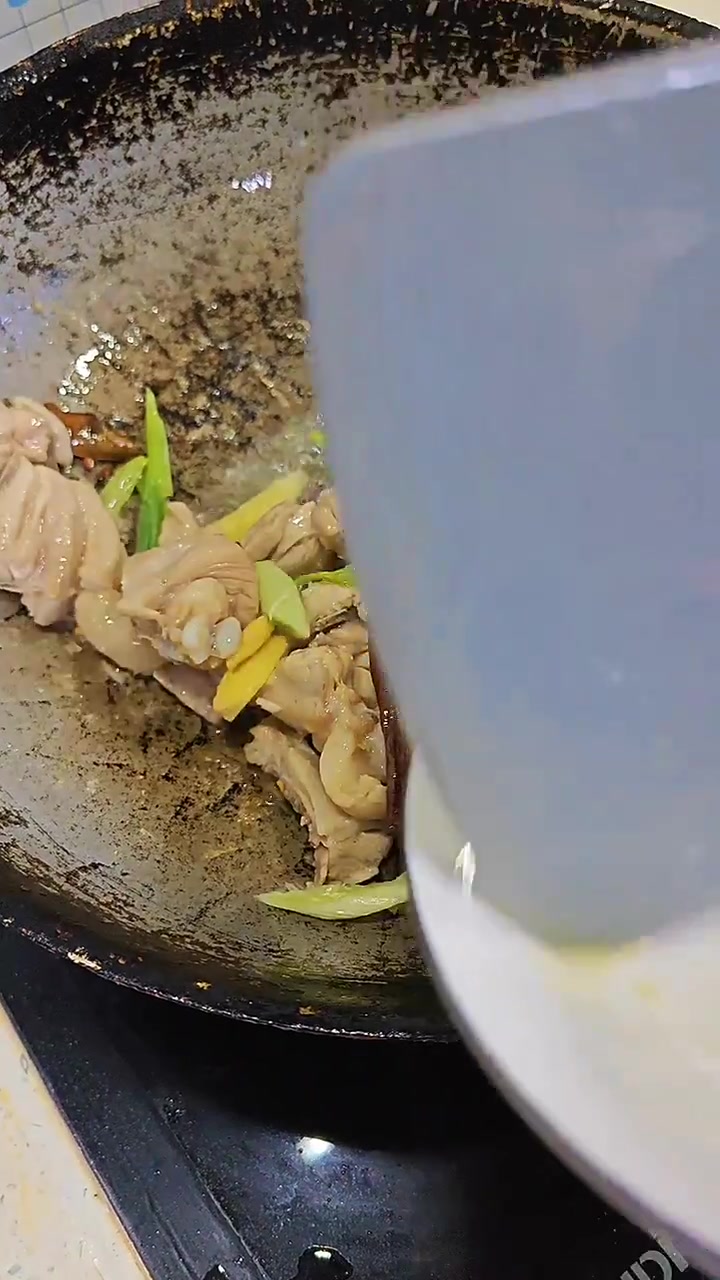 土豆炖鸡块的家常做法，做法简单，肉质鲜嫩，赶快来试试吧！