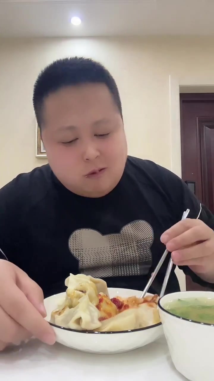吃饺子猪肉芹菜馅老姜微辣牛肉开胃