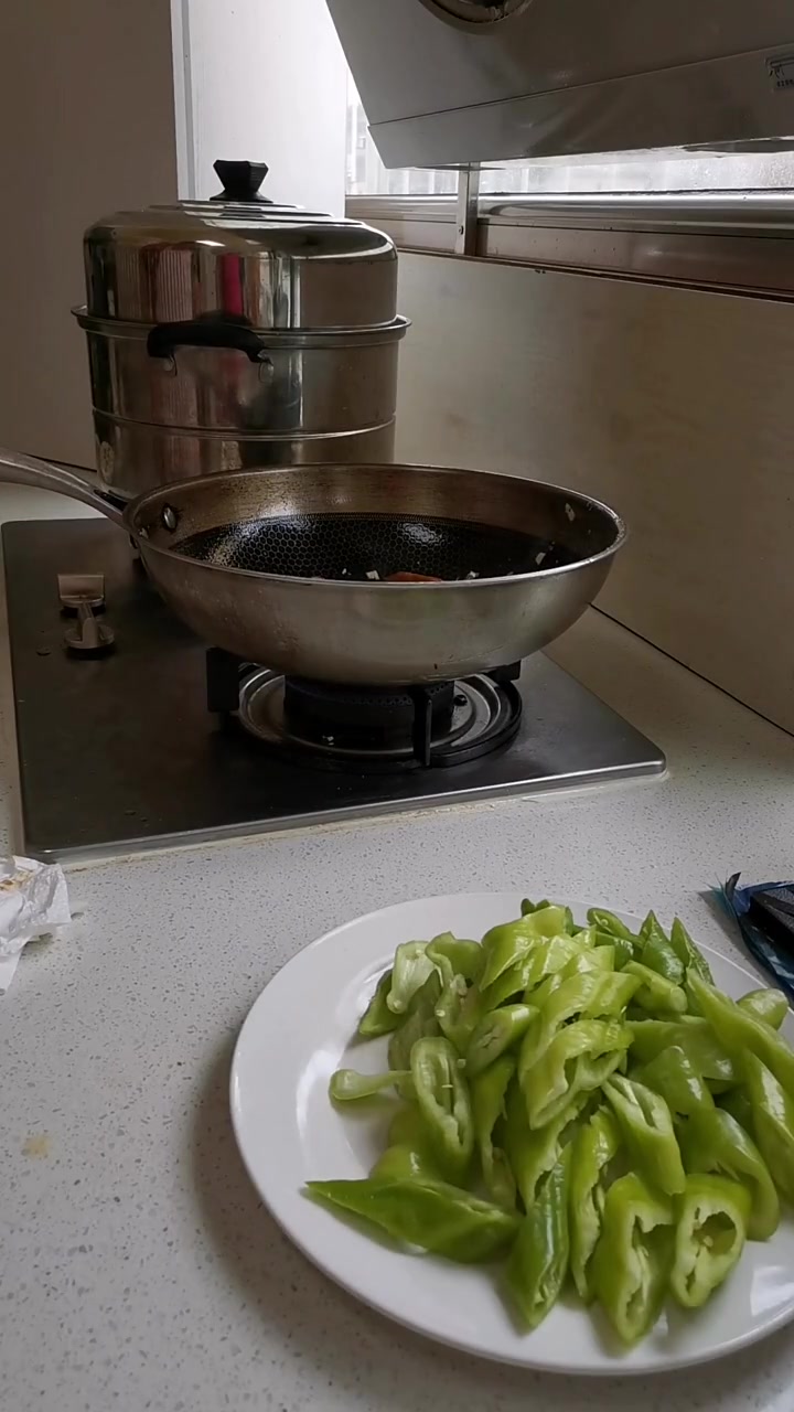姥姥的美食《尖椒肥肠》的制作过程。家常菜自制美食