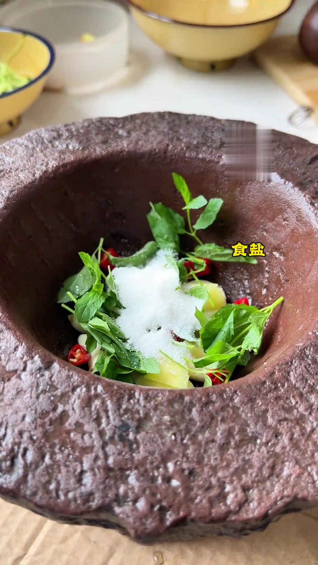 天热河南人离不开的十香菜蒜汁,吃捞面,吃菜馍,夹馍带劲的很