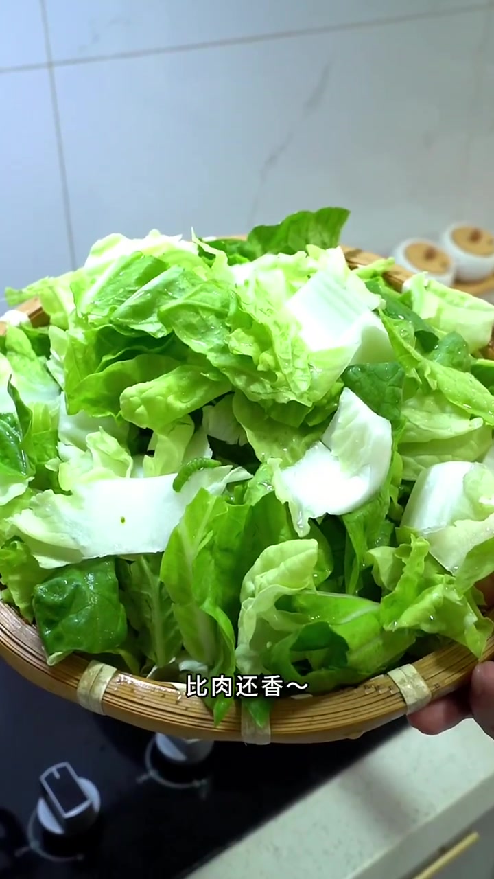 中秋的餐桌上，大鱼大肉都吃腻了，学会这样炝炒白菜