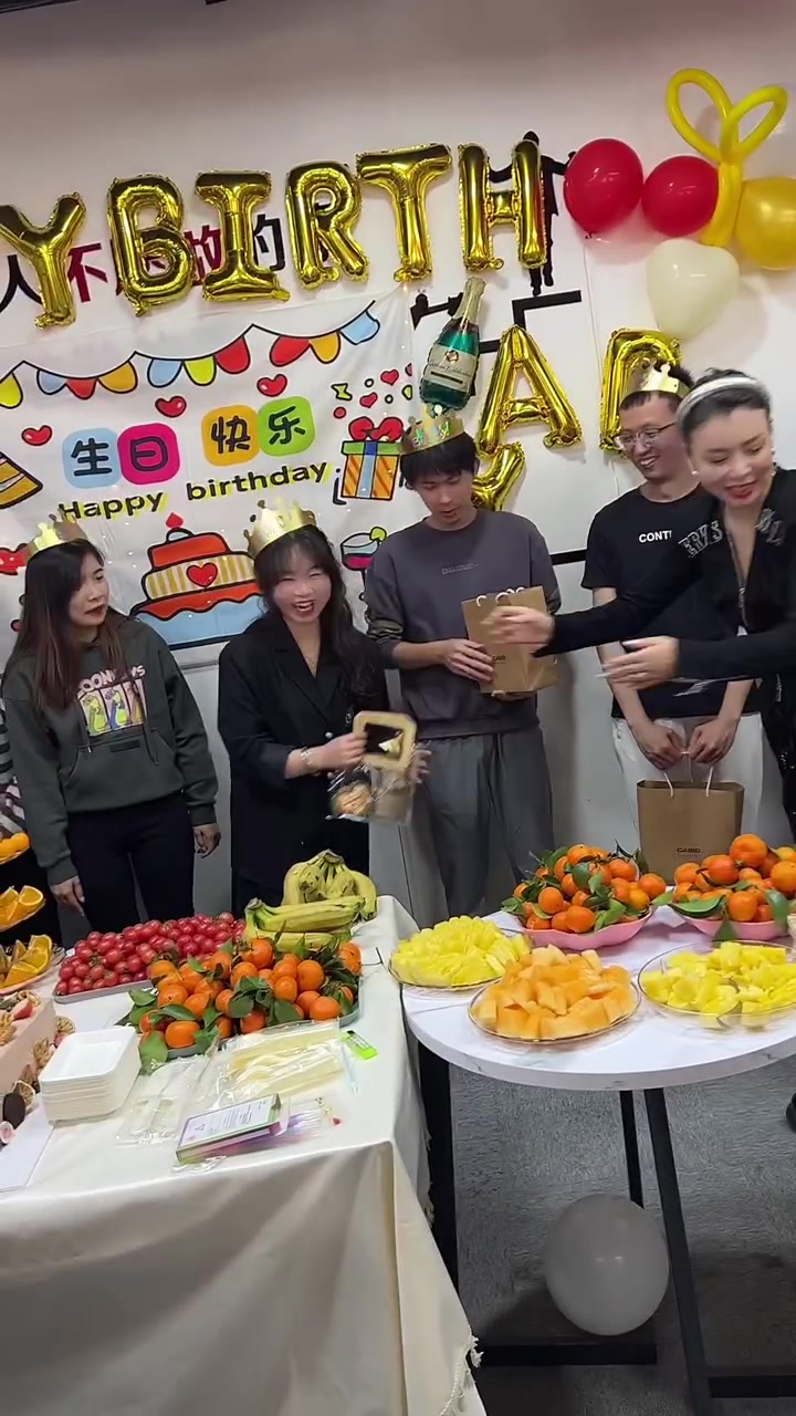 大家都少吃点生日蛋糕,生日蛋糕是最发胖的