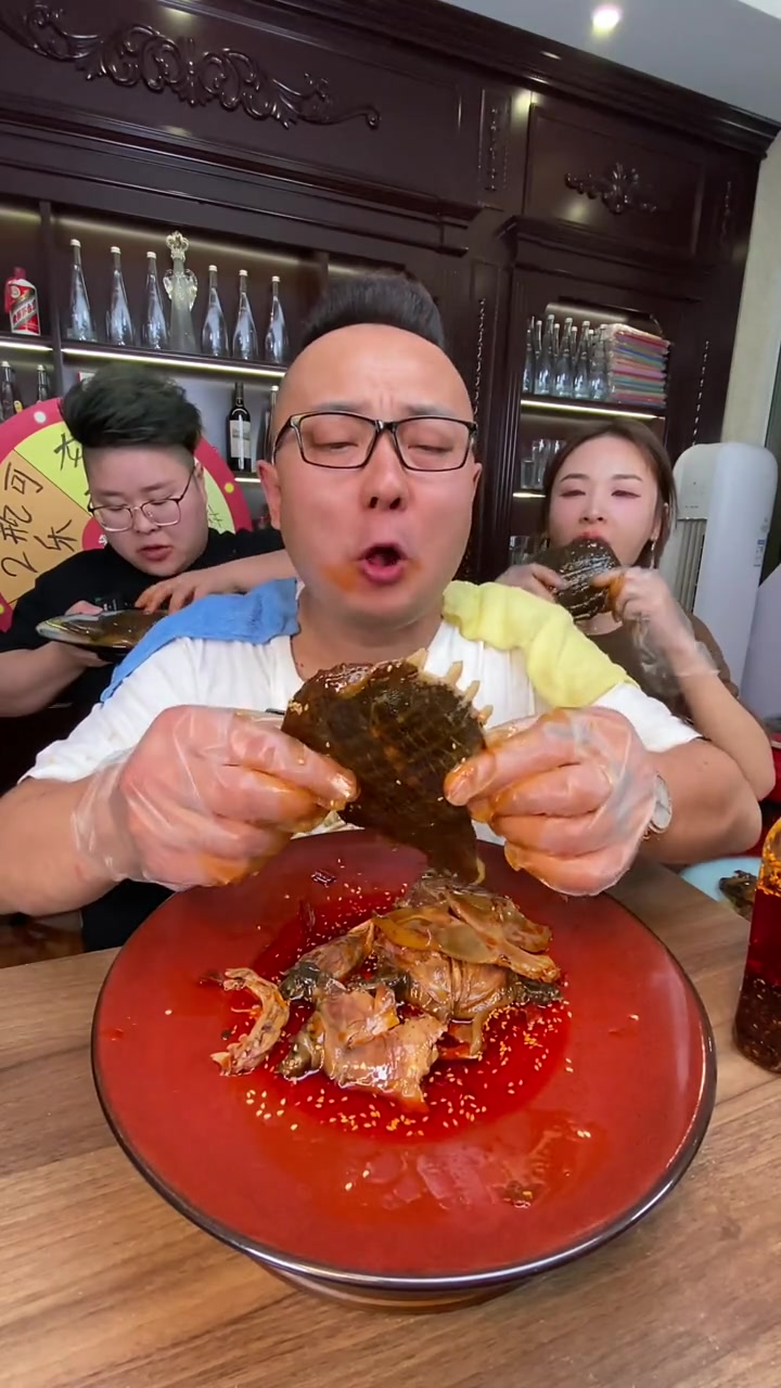 托尼老师吃养殖小甲鱼揭秘最好吃的部位