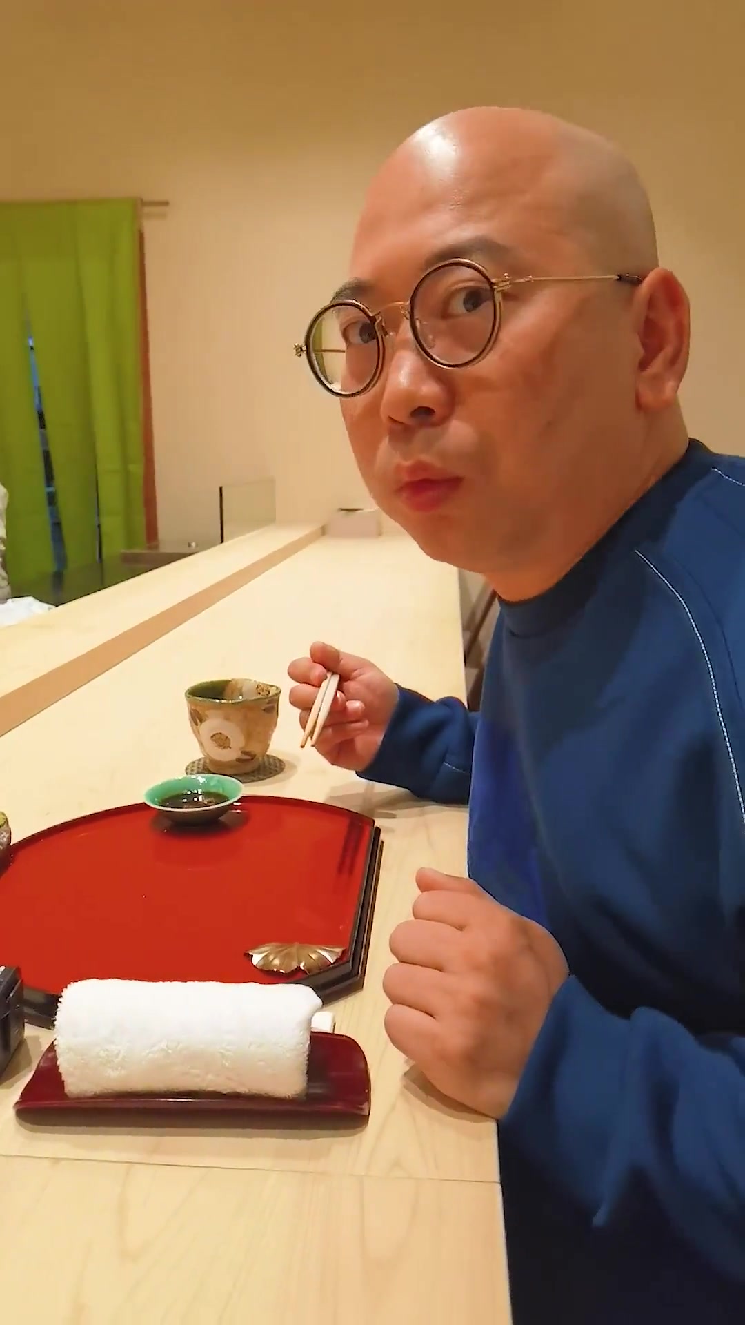 今天咱们去开一条400斤天然海钓蓝鳍金枪鱼，厨师说他从业二十多年都是第一次开