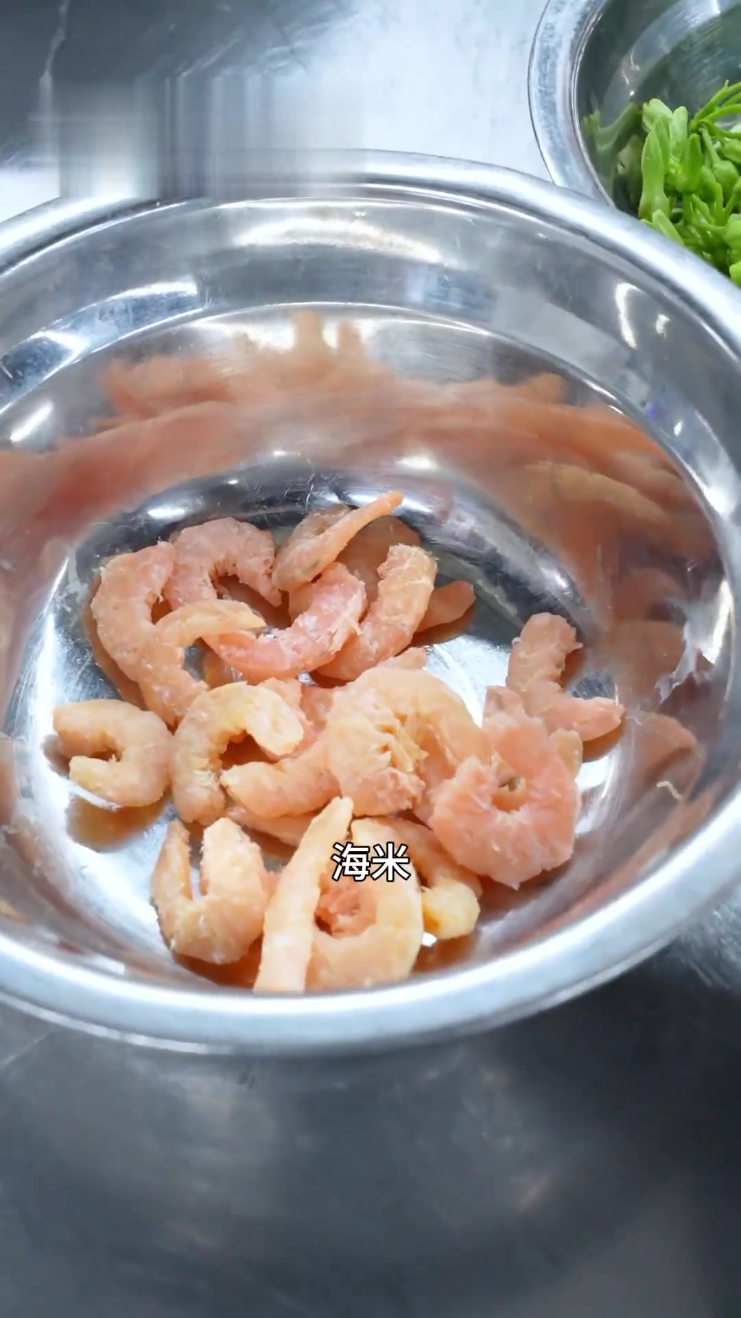 锅塌三鲜蒲菜夏日无蒲不成宴，蒲菜作为一种水生植物菜，以淮安和山东大明湖最具代表，用鲁菜的锅